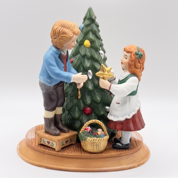 Avon Christmas Memories Series 1982 Porcelain Figurine Second Edition NIB - Picture 1 of 13